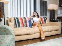 Nasty Chick shows Cleavage before stripping photos