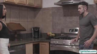 Pretty tbabe Khloe Kay exchange blowjob