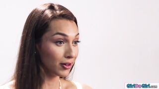 Watch Bella Rolland finger to an orgasm