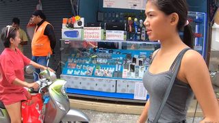 Petite Thai teen amateur fucks foreigner