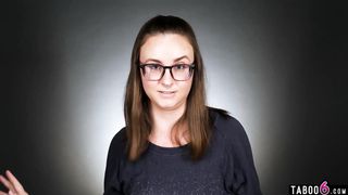 How does MILF Jay Taylor masturbate?