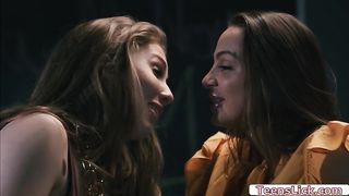 Two Hot Babe make their pussies orgasm