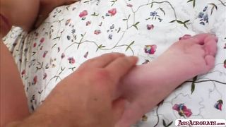 Grace Noel toying her asshole on bed