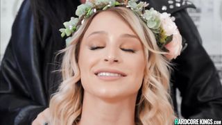 Alt lesbian singer tribbing blonde