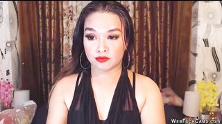 Sexy brunette babe on cam chatting