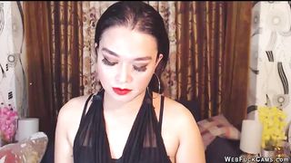 Sexy brunette babe on cam chatting