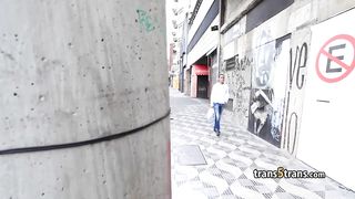 Guy bangs mindblowing tranny ass