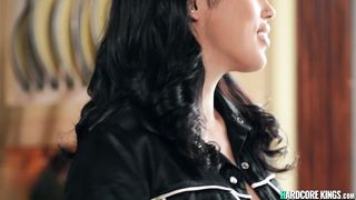 Gardener anal fucks brunette housewife