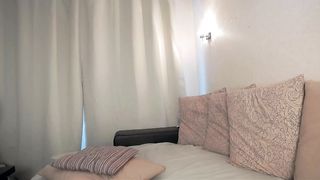 Beauty cam girl pleasuring pussy with sex toys