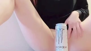 ノーパンのまま缶であそこを隠してみた