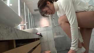 A Girl who Loses Sight of her Surroundings and becomes Heavy when she Falls in Love