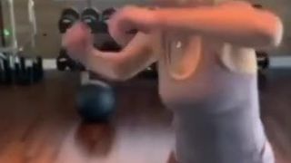 Scarlett johansson hot gym