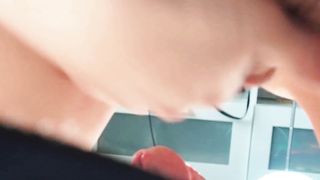 Девушка за маленький подарок, позволила кончить себе в рот