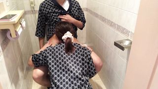 【覗き見】バイトの休憩中にバイトリーダーとトイレで淫らなSEXしてた。