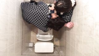 【覗き見】バイトの休憩中にバイトリーダーとトイレで淫らなSEXしてた。