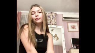 Wow! Teen girl showed ass on webcam show