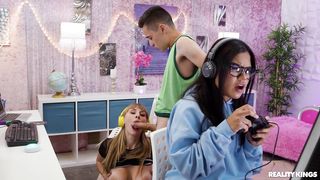 I fuck my roommate while my GF on game