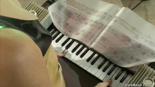 Lesbians fuck machines and squirt