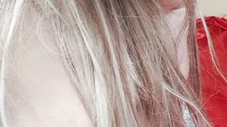 Susi is doing sexy goldchaine