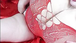 Watch Susi lying on the bed in red fishnet