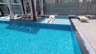 Booty Porn Babe Invites To Fuck In Hotel Room