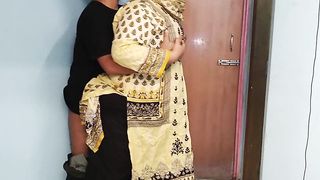 35 Year Old (Ayesha Bhabhi) bakaya paisa lene aye the, paise ke badle padose se kiya Choda Chudi, Hindi Audio - Pakistan