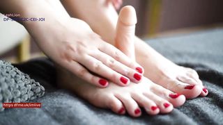 LeahLion masturbates dildo with her feet