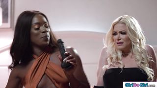 Seren Siren has first lesbian experience