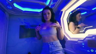 Sie gab im Flughafen-Kapselhotel einen Blowjob