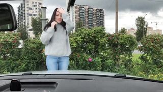 Sie machte einen Blowjob auf dem Parkplatz, schluckte Sperma und spritzte i