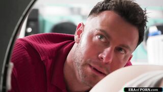 Alex Grey is stuck in the laundrymachine