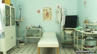 Stunning mom fucking with doctor