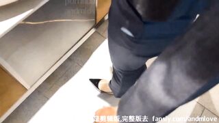 The Chinese woman does business