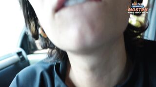 Busty milf wants to fuck hard in the car and earns a big pearl necklace cumshot