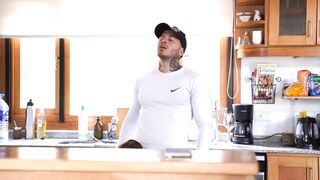 Keila films me follo al repartidor mientras mis amigas estan en living